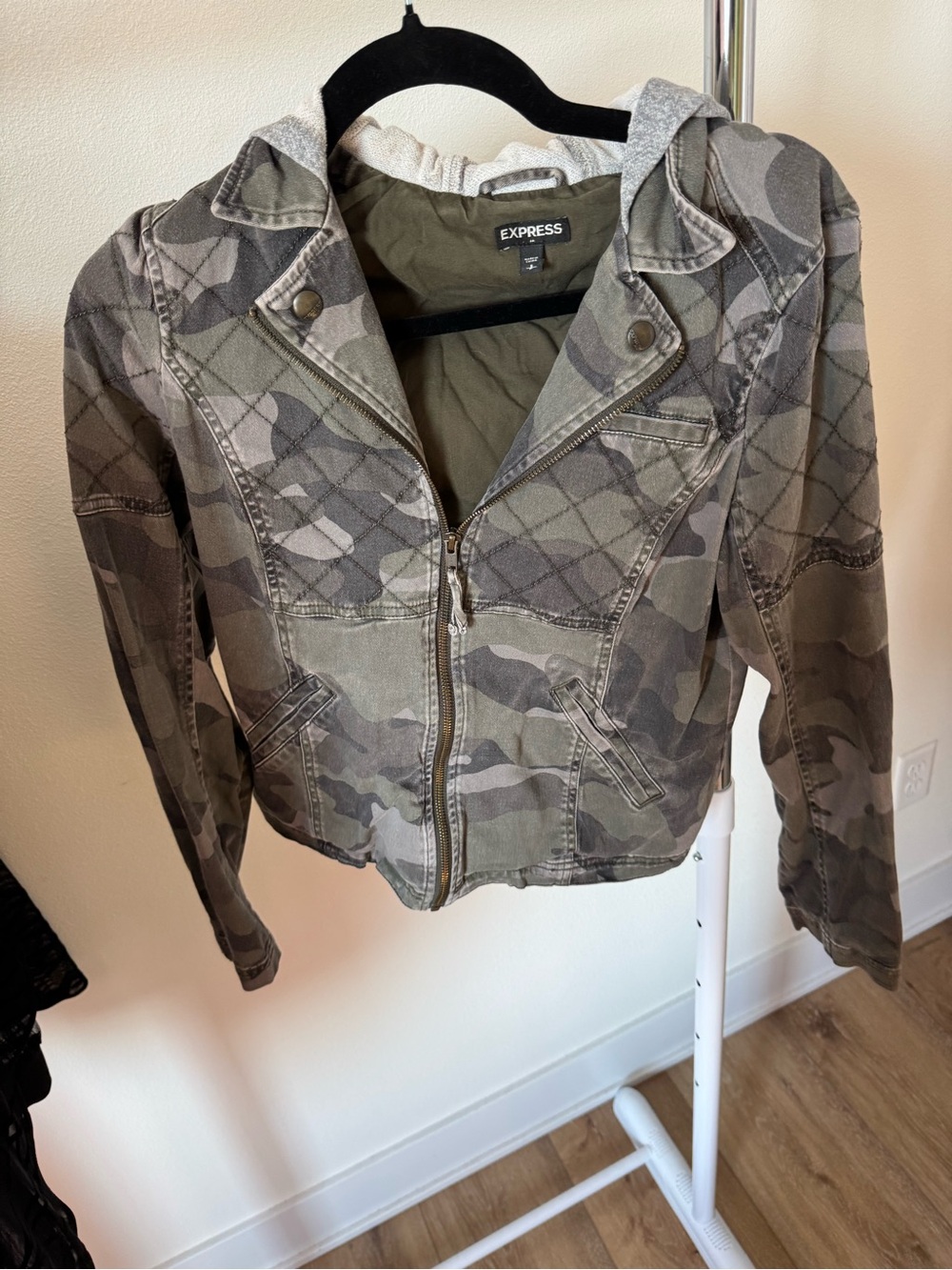 Women’s Express Faded Camo Crop Jacket Size Small